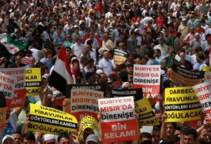 Fatih Camii'nde Mısır protestosu