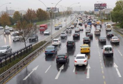 Yağmur yağdı, trafik felç!