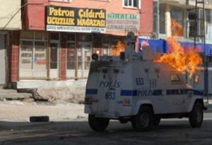 Cizre'de 4 polis yaralandı