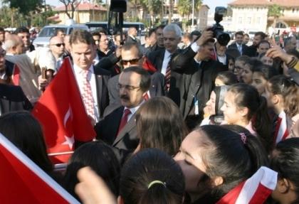 Adana'da olaylı tören, Vali Coş yine protesto edildi